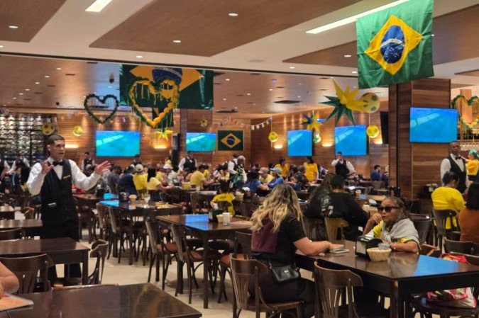 O jogo começa às 21h30, mas o público começou a lotar o estabelecimento três horas antes.