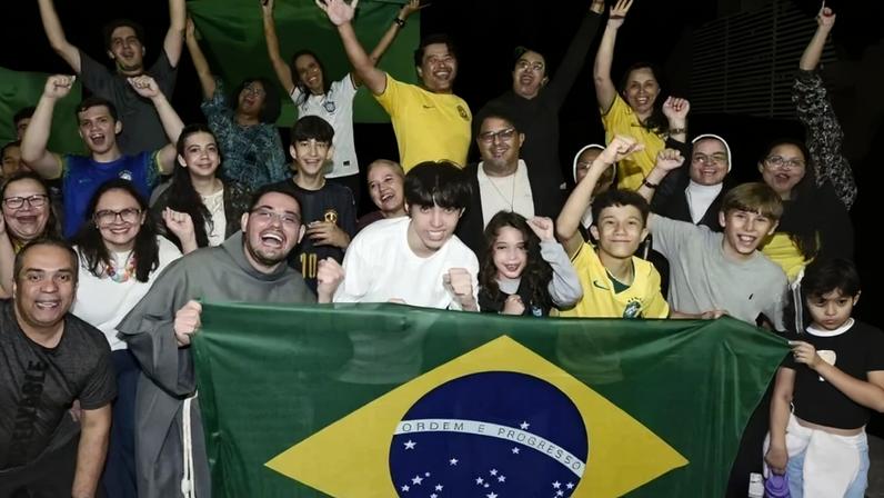 Fiéis e frades se reúnem na Basílica de São Francisco de Assis para assistir ao jogo
