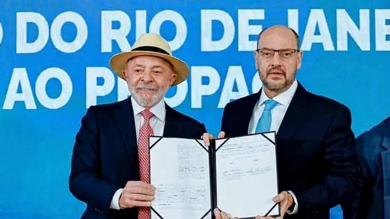 Presidente e governador em exercício durante anúncio da adesão do Rio de Janeiro ao Programa de Pleno Pagamento de Dívidas dos Estados (Propag), no Palácio da Guanabara
