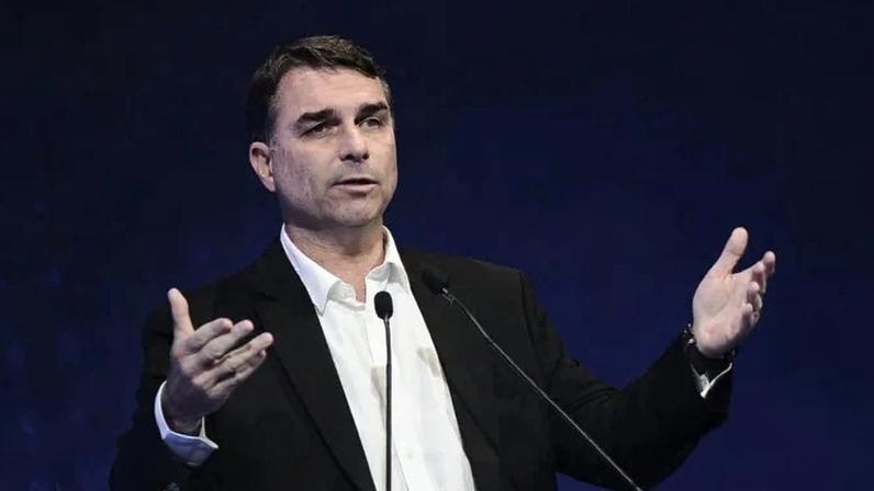 Flávio Bolsonaro durante debate de presidenciáveis em evento da CNI - (crédito: Minervino Junior/CB/D.A Press)