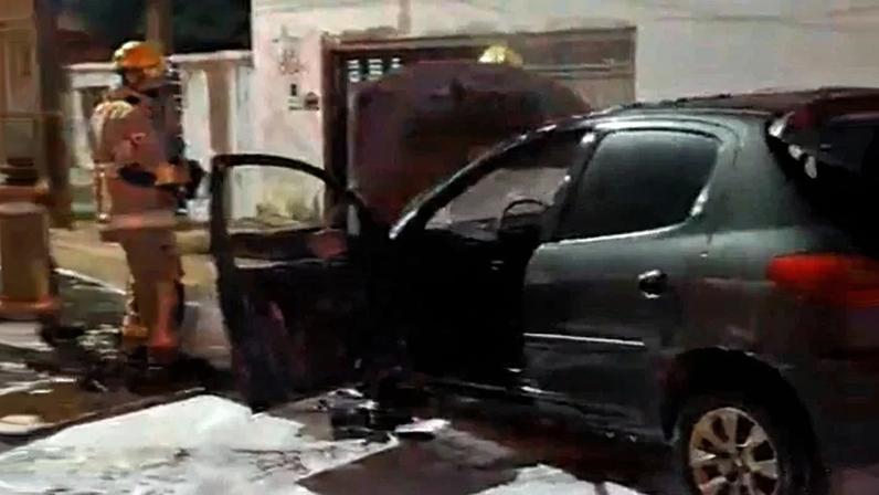 Bombeiros atendem a ocorrência em automóvel em São Sebastião - (crédito: CBMDF/Divulgação)