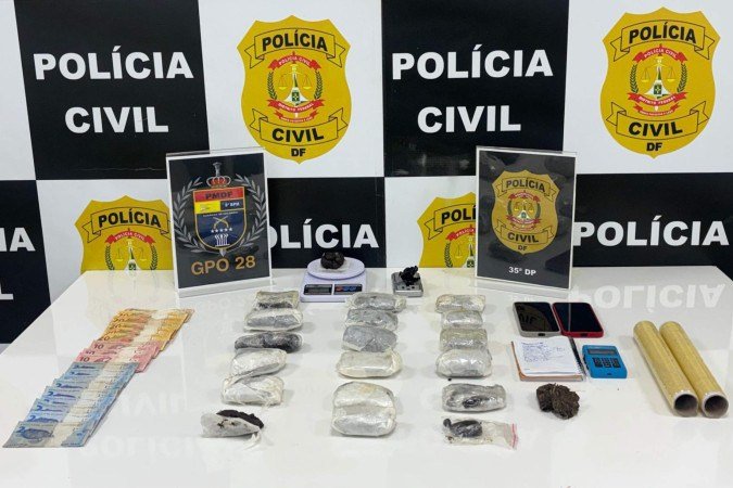 Polícia apreendeu haxixe, cocaína e skunk, além de dinheiro, balança e cadernos com anotações do tráfico - (crédito: PCDF/Divulgação)