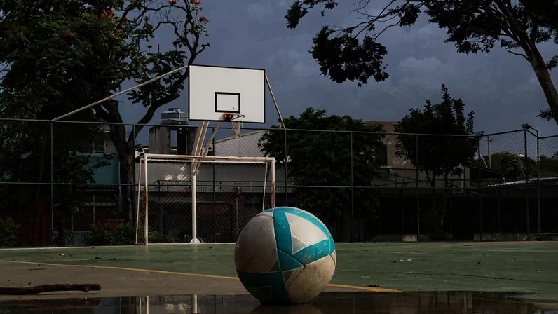Quadra poliesportiva da SCLRN 713, em Brasília: um entre tantos espaços para o society com os amigos - (crédito: Gabriel Botelho / CB / DA Press)