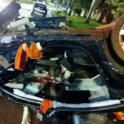 Carro capota no Sudoeste; vítima fica presa nas ferragens