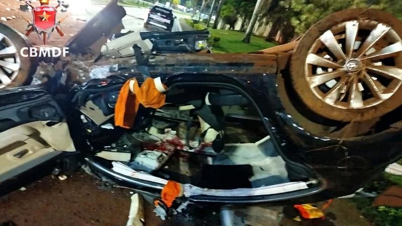 Vítima foi resgatada consciente, sendo levada para o hospital de referência - (crédito: Corpo de Bombeiros do Distrito Federal/Divulgação)