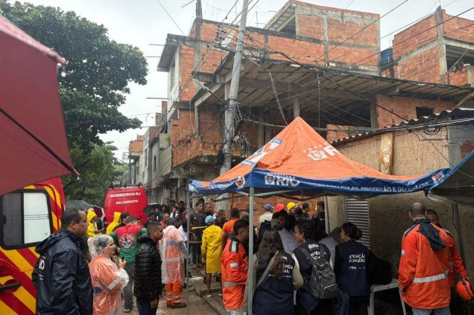 Casa desaba na Ilha do Governador e bombeiros buscam crianças sob escombros - (crédito: Lohrrany Alvim)