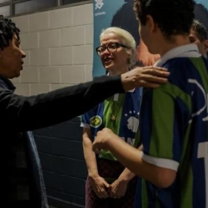 Jovem autista realiza sonho de conhecer Djavan em encontro emocionante
