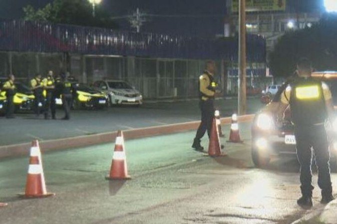 Em todo o DF, a não utilização de cinto de segurança foi a principal autuação feita pela PMDF, com 1.569 registros nos últimos 10 dias. A infração é seguida do uso do celular ao volante, com1455 autuações no mesmo período. O registro de condutores que ingeriram álcool ficou em terceiro no ranking, com 379 casos de motoristas que beberam e foram parados na fiscalização. - (crédito: Reprodução TV Globo)