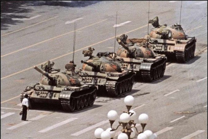 Manifestante pró-democracia se posiciona diante de coluna de tanques da China, na Praça da Paz Celestial, em 4 de junho de 1989 - (crédito: Jeff Widener)