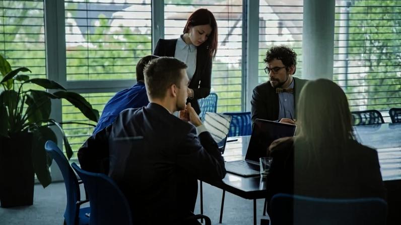 No Brasil, que tem a seu favor o trunfo da elevada capacidade criativa dos seus trabalhadores, uma nova exigência tende a contribuir para a melhoria dos processos internos e, consequentemente, para o crescimento do país - (crédito: Reprodução/Freepik)