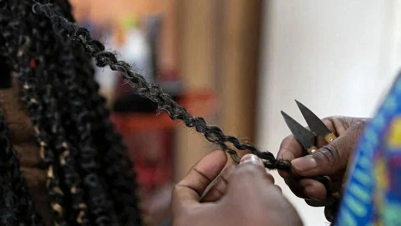 Curso de trancista profissional terá turmas nos períodos matutino e vespertino, com 35 vagas cada - (crédito: Divulgação/Sedes-DF)