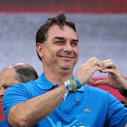 Flávio Bolsonaro reza pelo pai com bandeira de Israel na Marcha para Jesus