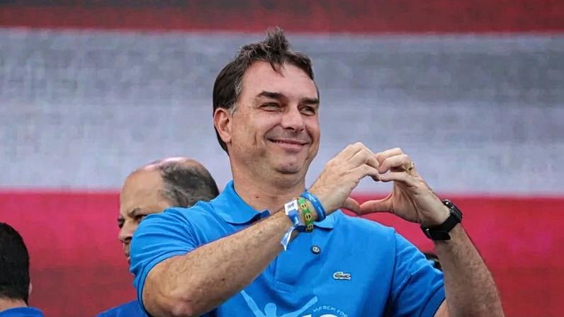 Senador e pre-candidato a Presidencia da Republica, Flavio Bolsonaro (PL), e demais autoridades participam da tradicional Marcha para Jesus, na regiao da Luz, no Centro da capital paulista, na manha desta quinta-feira (04). - (crédito: Felipe Marques/Estadão Conteúdo)
