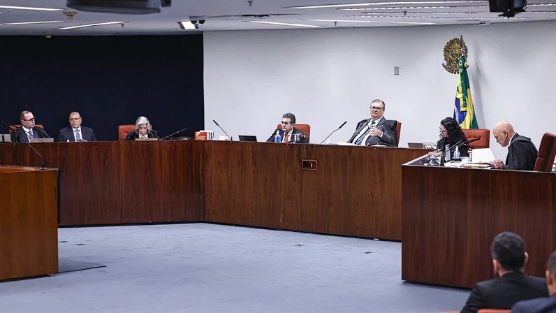 1ª Turma do STF condena Eduardo Bolsonaro por interferir em ação penal de seu pai, Jair Bolsonaro; para Moraes, não houve livre manifestação, mas “atos executórios de crimes”
