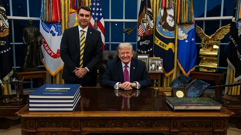 O presidente dos Estados Unidos, Donald Trump, recebe o senador Flávio Bolsonaro (PL-RJ) na Casa Branca - (./Reprodução)