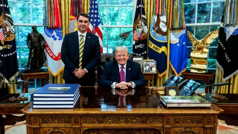 Flávio Bolsonaro e Donald Trump na Casa Branca