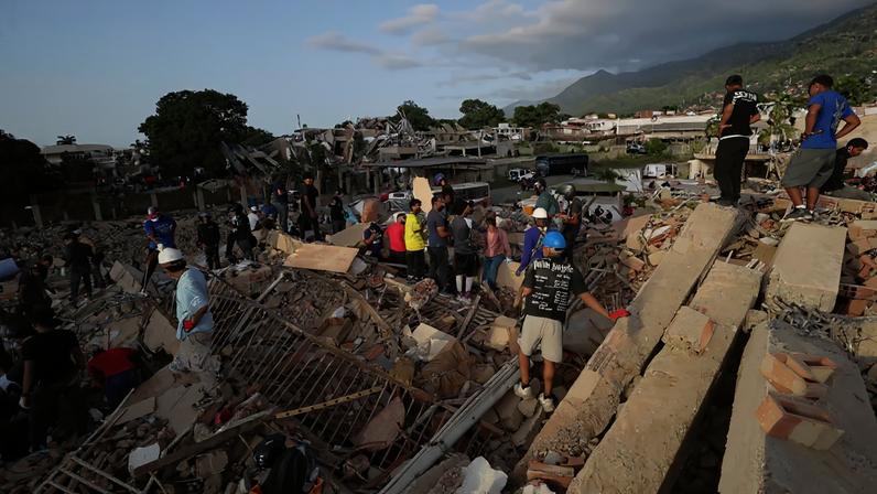 Equipes buscam sobreviventes sob escombros em La Guaira, uma das regiões mais afetadas por terremotos. (Foto: EFE/ Ronald Peña)