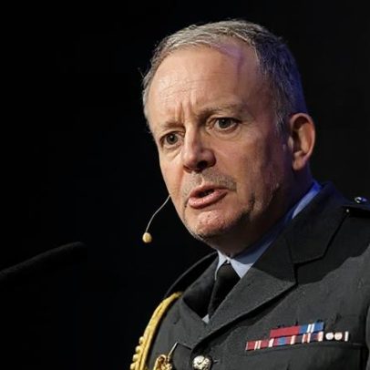 Forças britânicas enfrentam cortes operacionais sem recursos, alerta defesa