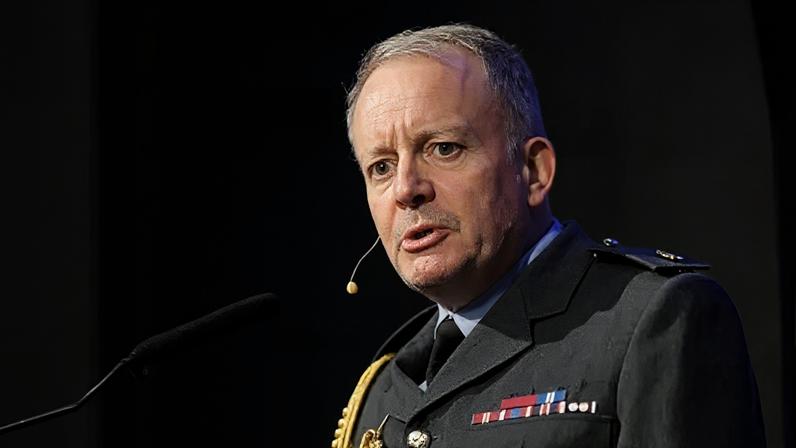 Forças britânicas enfrentam cortes operacionais sem recursos, alerta defesa