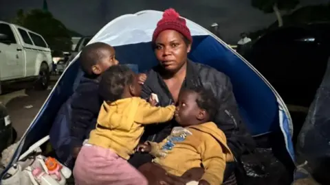 Prazo para migrantes deixarem a África do Sul vence diante de temores