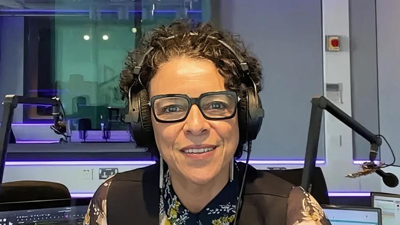 Carolyn Stewart deixa a U105 em meio a processos legais