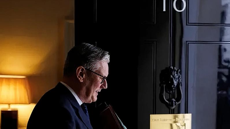 BBC Starmer walks out of No 10