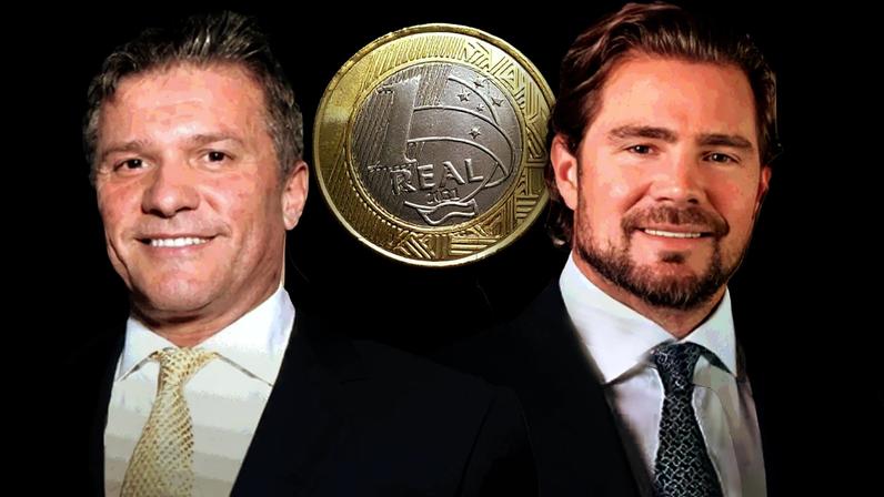 Henrique e Daniel Vorcaro, com uma moeda de um real no meio
