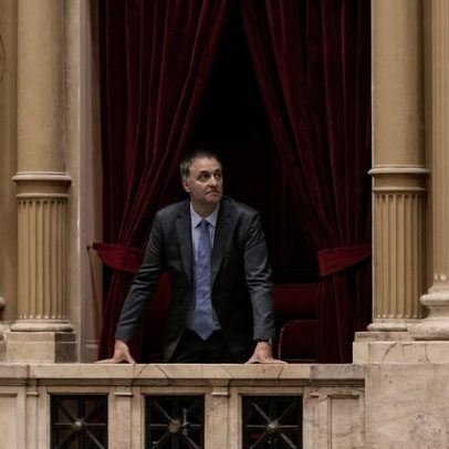 Chefe de gabinete de Milei renuncia meses após escândalo de jato particular