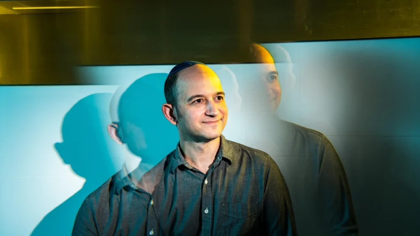 Logo do X (antigo Twitter) com o texto da postagem de Noam Shazeer anunciando sua mudança para a OpenAI.