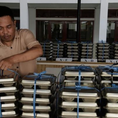 Prabowo alerta sobre corrupção enquanto investiga refeições grátis abala Indonésia