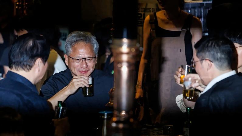 Jensen Huang comanda palco em Seul numa noite de teatro de rua