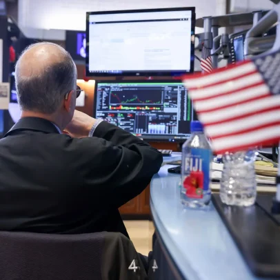 Ações asiáticas recuam de recordes, petróleo permanece estável