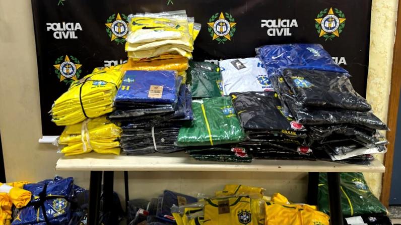 Imagem colorida, Duas mil camisas do Brasil falsas são apreendidas no Rio de Janeiro- Metrópoles
