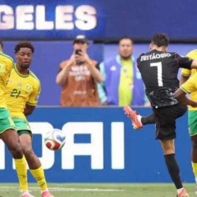 Eustáquio celebra gol que garante a classificação do Canadá