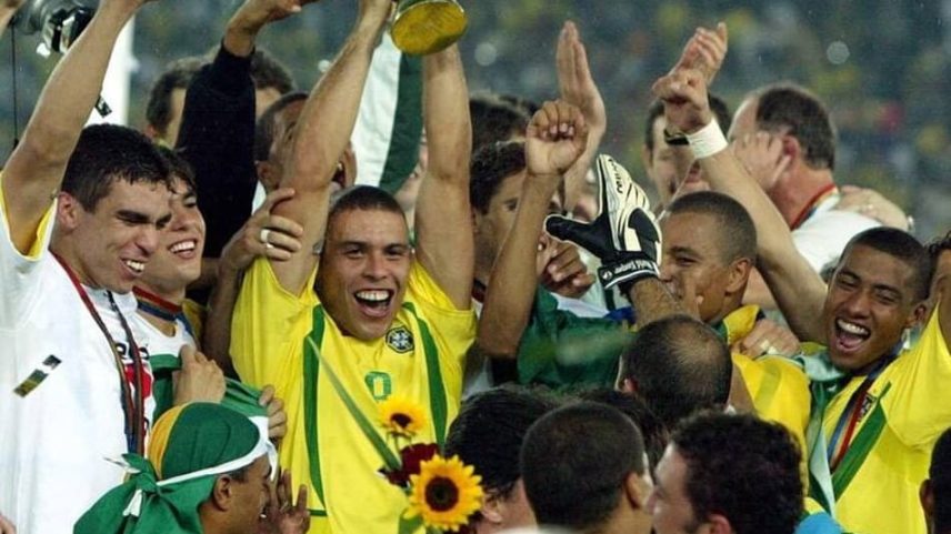 Romario levantando taça da Copa do Mundo de 2002 (Foto: Divulgação)