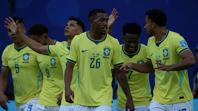 Jogadores comemoram um dos gols do Brasil na vitória sobre a Escócia
