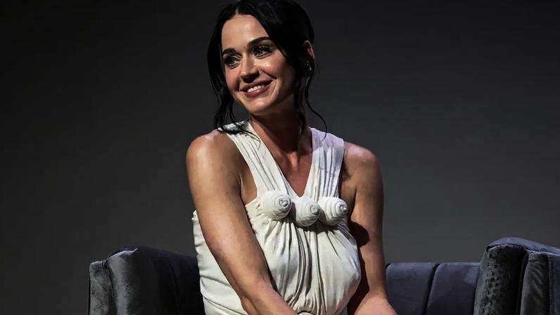 Segundo Katy Perry, o single 'Watch It Burn', com previsão de lançamento para 26 de junho, mostra sua luta contra a própria escuridão