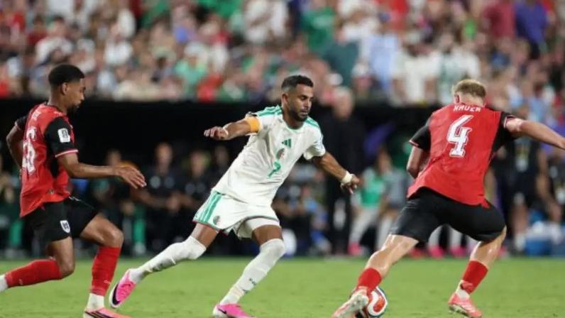 Riyad Mahrez fez dois gols e foi o destaque da Argélia na partida que valeu a vaga na segunda fase da Copa –