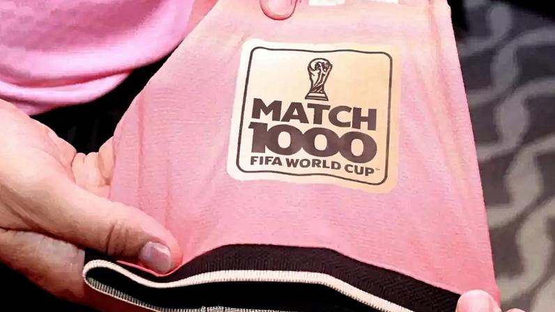 Trio de arbitragem com os uniformes do jogo 1000 –