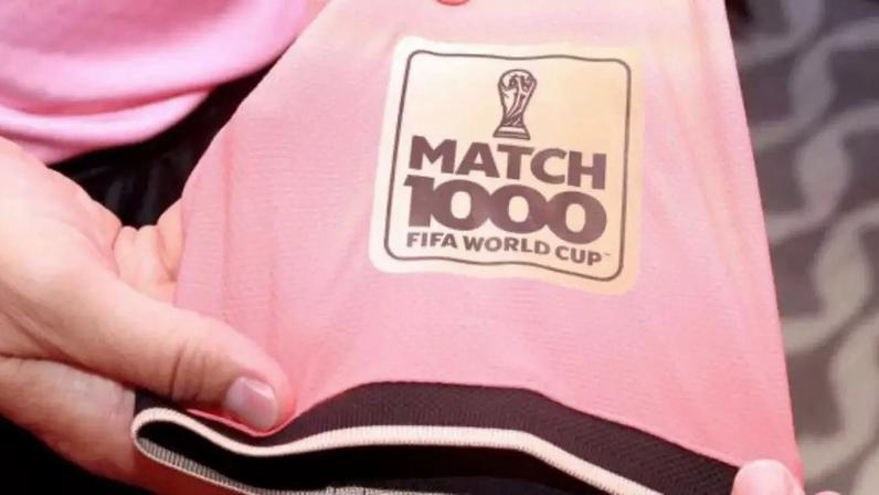 Trio de arbitragem com os uniformes do jogo 1.000 da história das Copa –