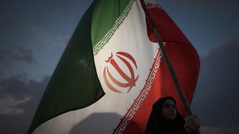 Há também iranianos, dentro e fora do país, que veem a crise não como uma oportunidade para a diplomacia, mas como uma chance de mudança de regime