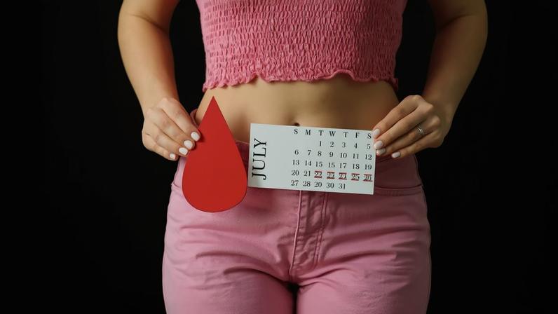 Enquanto influenciadoras defendem a adaptação da rotina ao ciclo menstrual, especialistas analisam se a prática realmente tem base científica