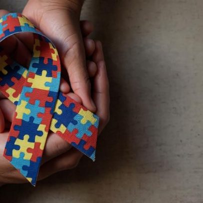 Diagnóstico tardio de autismo em mulheres revela impacto de estereótipos