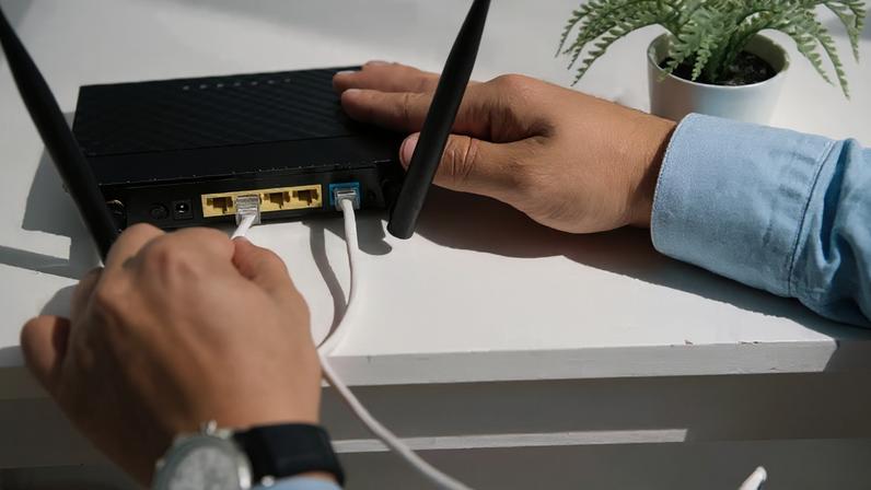 Quando parte das ondas do forno escapa para o ambiente, pode surgir uma interferência capaz de reduzir a velocidade ou até derrubar a conexão do Wi-Fi – depositphotos.com / IgorVetushko