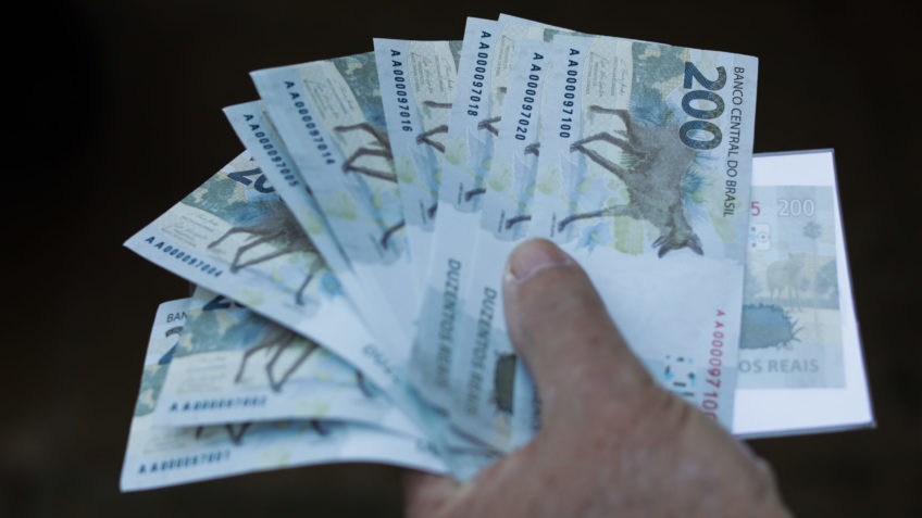 Crédito será viabilizado por incorporação de superavit financeiro apurado no balanço patrimonial de 2025; na imagem, cédulas de R$ 200