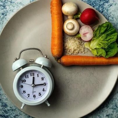 Jejum intermitente pode superar dieta para emagrecer, dizem especialistas