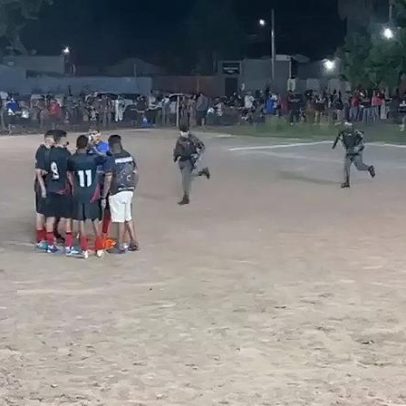 Polícia invade campo para prender jogador com mandado de prisão em aberto