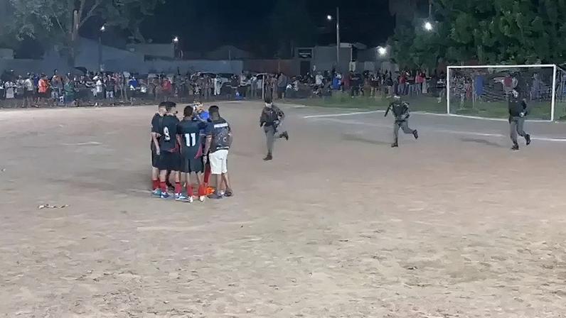 Policiais militares invadiram o campo para efetuar a prisão – Reprodução de vídeo