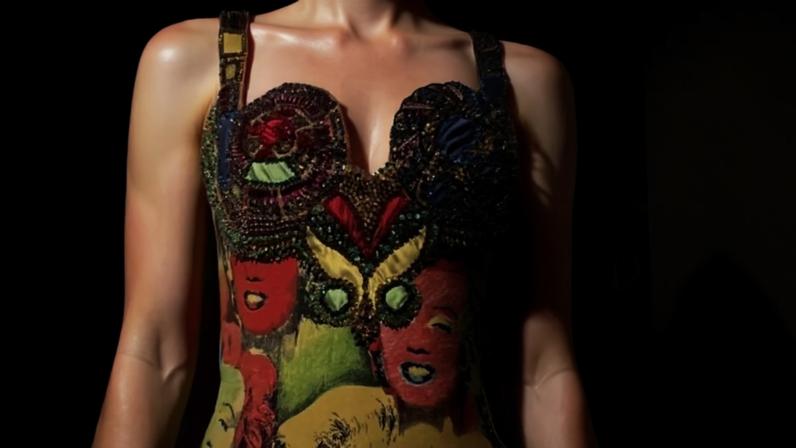 O vestido inspirado na arte pop de Andy Warhol, com estampas do rosto de Marilyn Monroe, em exposição no Museu Maillol, em Paris.