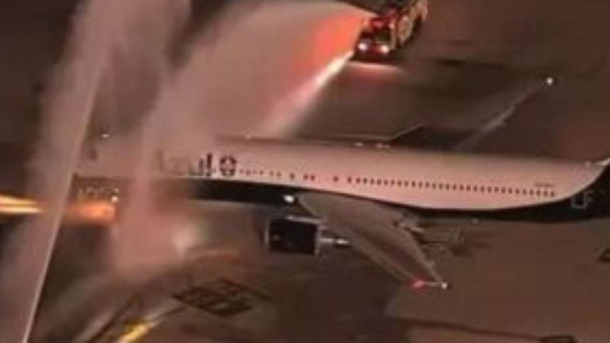 Avião da Seleção Brasileira sendo batizado antes de embarque.